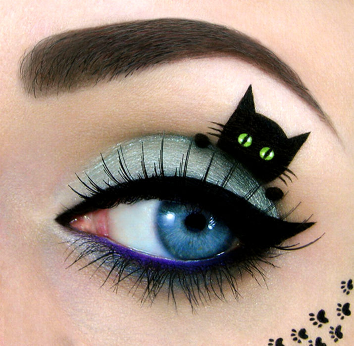 Maquillaje de ojos de Halloween; sombra azul y gato negro