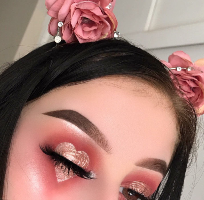 Maquillaje de ojos de Halloween; sombra rosa en forma de corazón con glitter