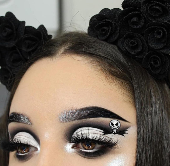 Maquillaje de ojos de Halloween; sombra negra con blanco de Jack Skellington de Pesadilla antes de Navidad