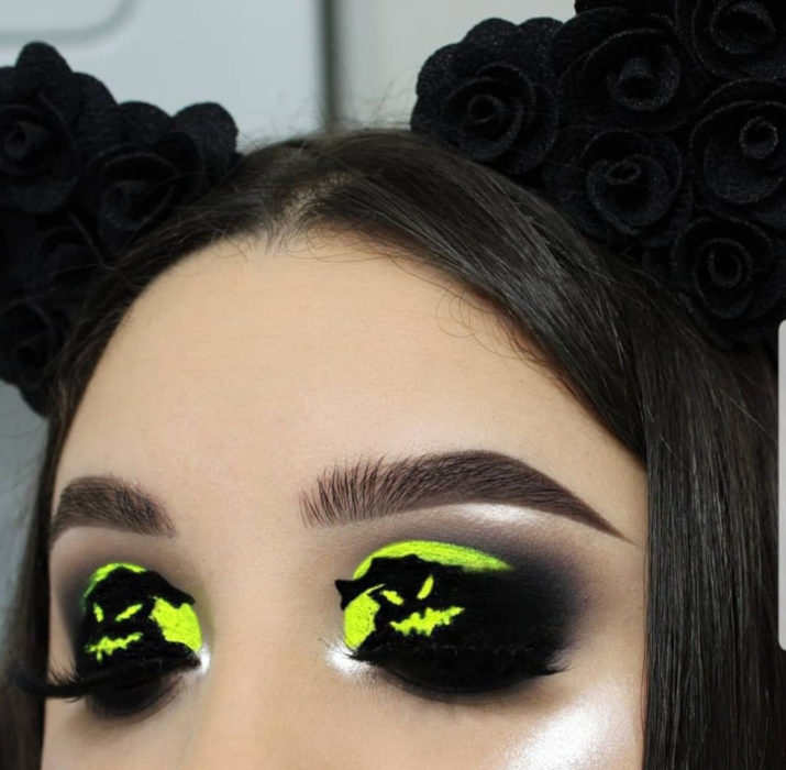 Maquillaje de ojos de Halloween; sombra negra con amarillo fosforescente de Oogie Boogie de El extraño mundo de Jack