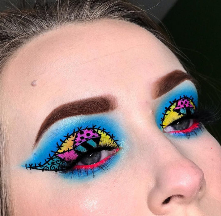 Maquillaje de ojos de Halloween; sombra azul, rosa y amarilla de Sally de El extraño Mundo de Jack