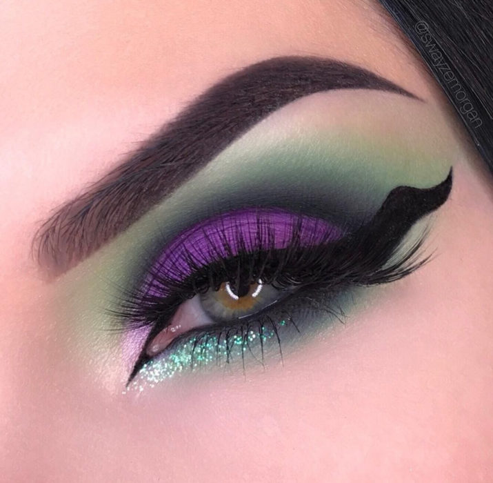 Maquillaje de ojos de Halloween; sombra verde y morada con cat eye de cuerno, Maléfica de La bella durmiente