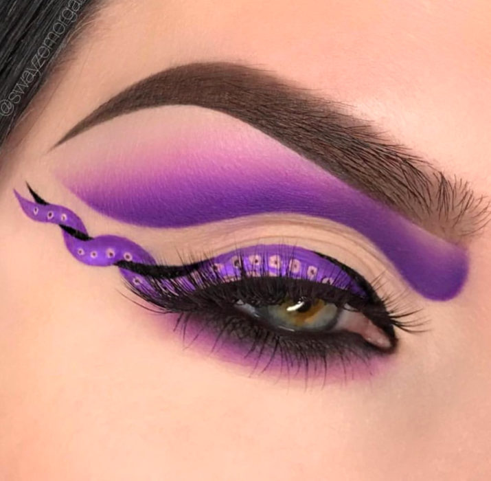 Maquillaje de ojos de Halloween; sombra morada con delineado de tentáculos de Úrsula de La Sirenita