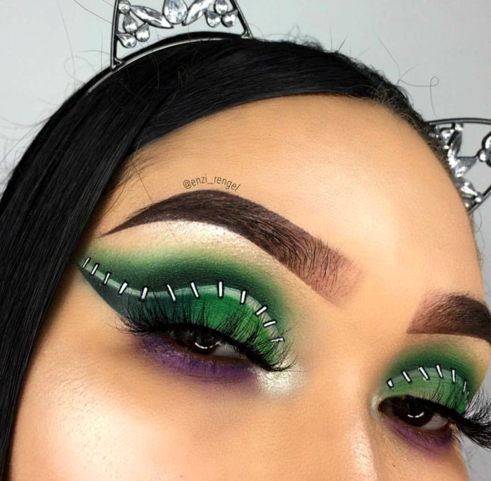 Maquillaje de ojos de Halloween; sombra verde con morado con costuras de zombie