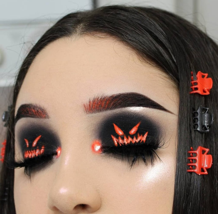 Maquillaje de ojos de Halloween; sombra negra y anaranjada con calabazas decoradas