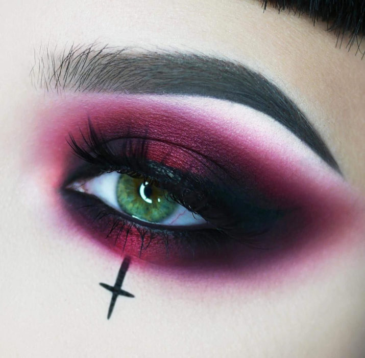 Maquillaje de ojos de Halloween; sombra rojo vino con negro y una cruz, vampiro