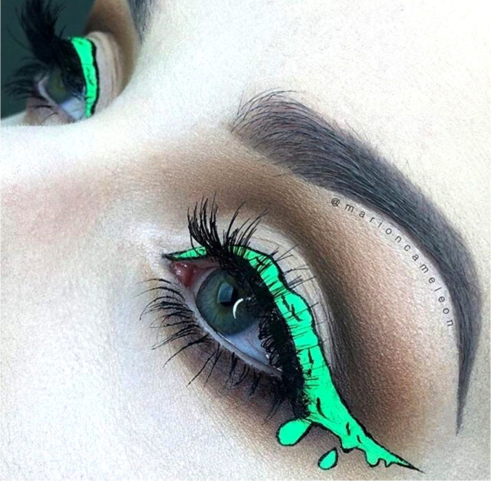 Maquillaje de ojos de Halloween; sombra verde fosforescente, delineado en forma de sustancia radiactiva 