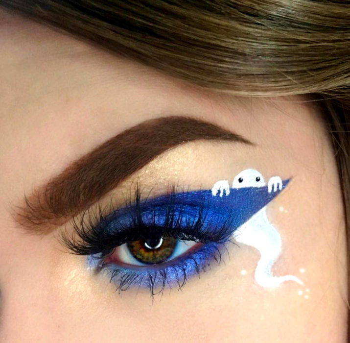 Maquillaje de ojos de Halloween; sombra azul eléctrico con fantasma