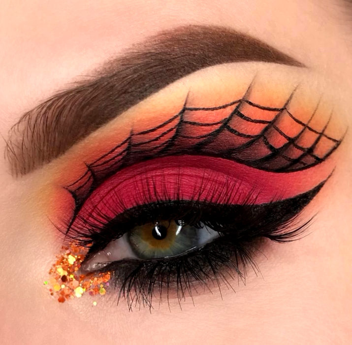 Maquillaje de ojos de Halloween; sombra roja y anaranjada con telaraña