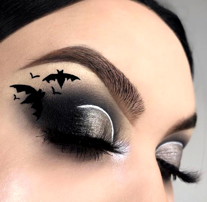 Maquillaje de ojos de Halloween; sombra negra con murciélagos