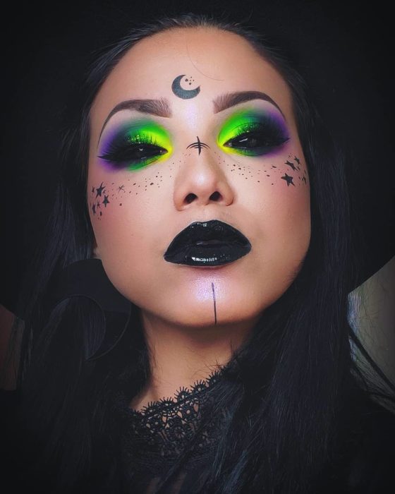 Chica con maquillaje estilo holograma simulando una bruja moderna