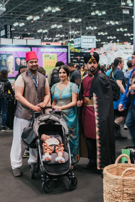 Familia disfrazada como personajes de Aladdin en New York Comic Con 2019