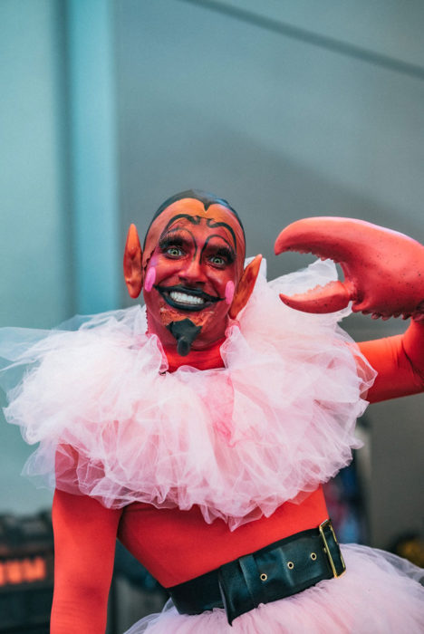 Hombre disfrazado de Él en New York Comic Con 2019