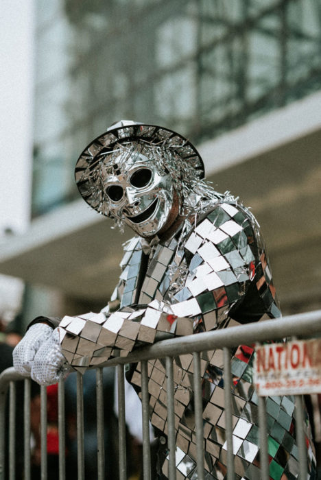 Hombre disfrazado de Reflector en New York Comic Con 2019