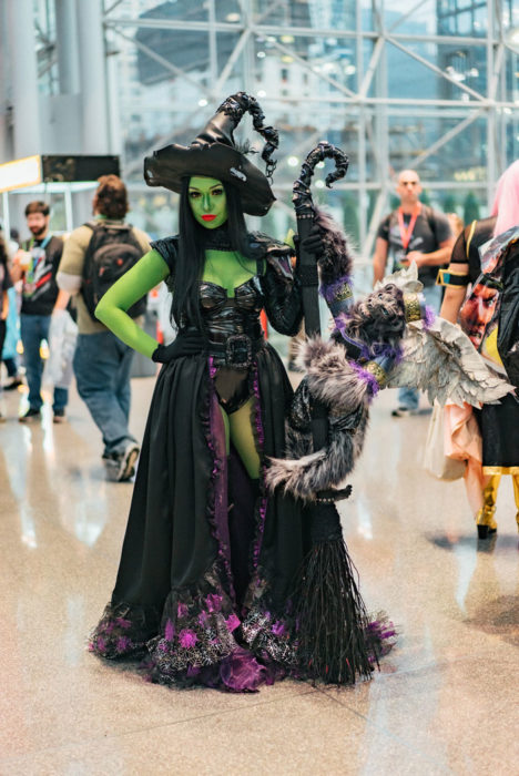 Mujer disfrazada de bruja en en New York Comic Con 2019