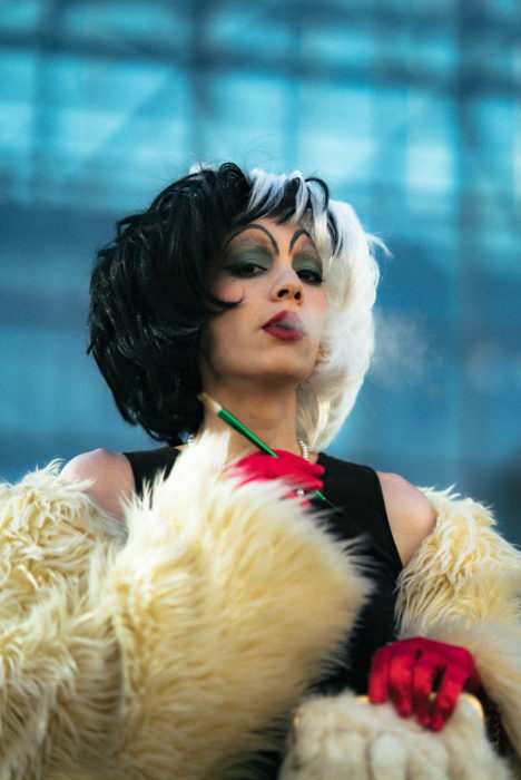 Chica disfrazada como Cruella de Vil en New York Comic Con 2019