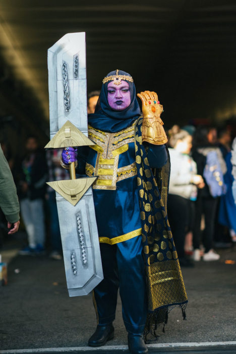 Chica disfrazada como Thanos en New York Comic Con 2019