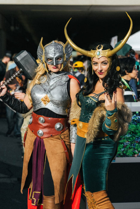 Chicas disfrazadas de Thor y Loki en New York Comic Con 2019