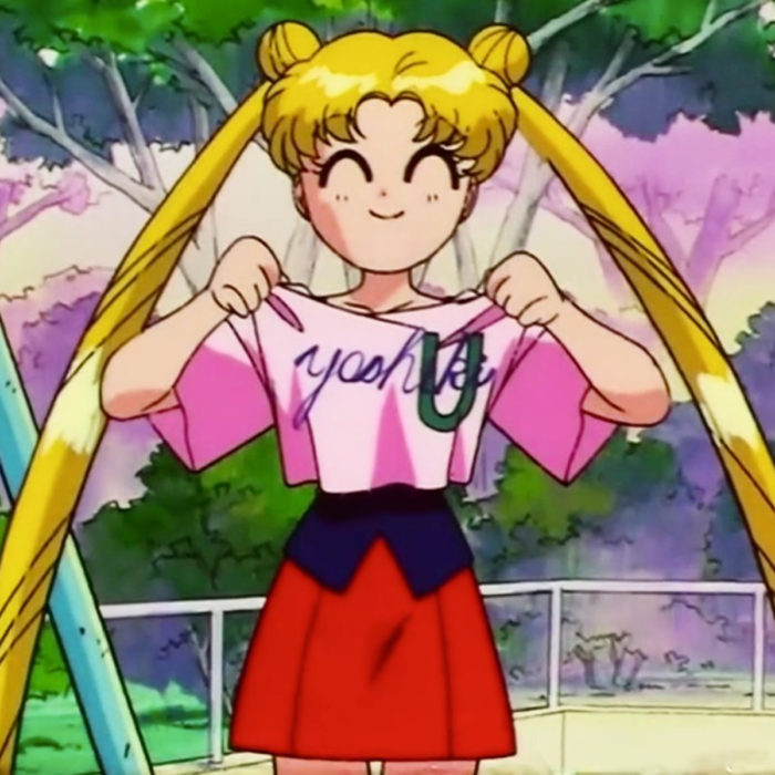 Moda de Sailor Moon; Serena Tsukino con blusa rosa estampada y falda roja