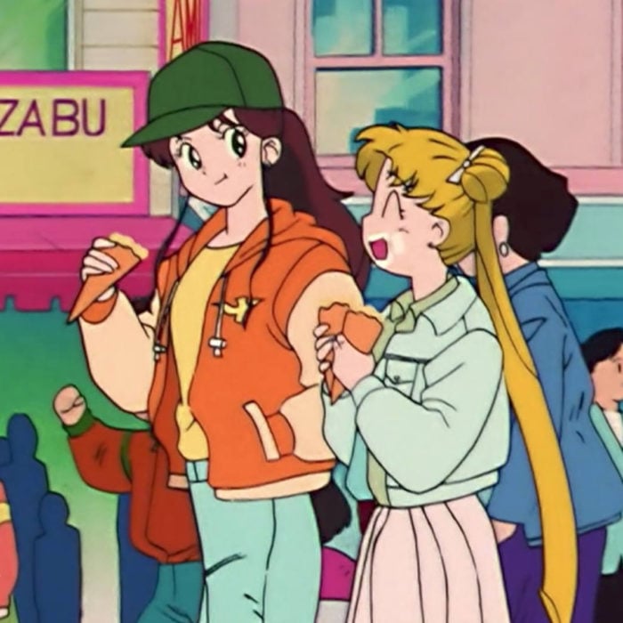 Moda de Sailor Moon; Lita, Júpiter c on chamarra y gorra deportiva, con Serena Tsukino comiendo helado
