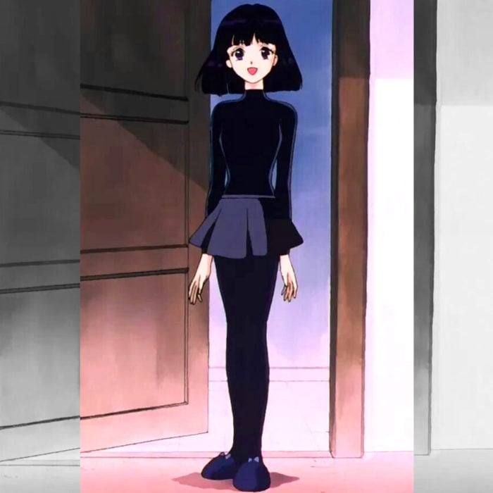 Moda de Sailor Moon; Hotaru, Saturno, con blusa de cuello alro y mangas, falda, medias y pantuflas, toda vestida de negro
