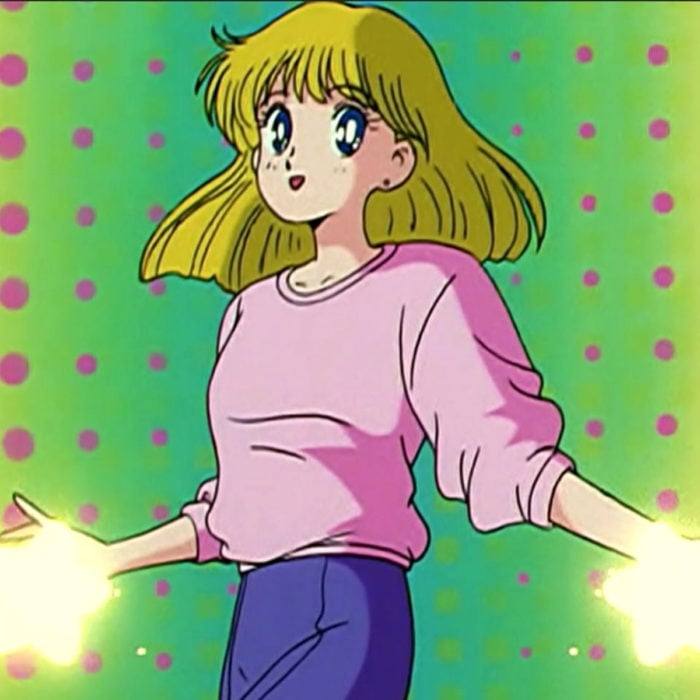Moda de Sailor Moon; Serena Tsukino disfrazada, cabello suelto y corto, con hoodie rosa
