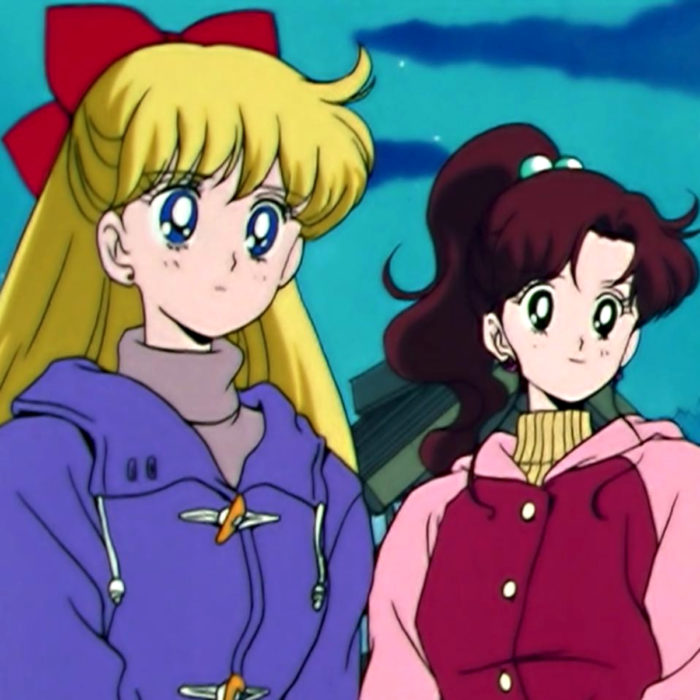 Moda de Sailor Moon; Mina, Lita, Venus y Júpiter con chamarras oversized 