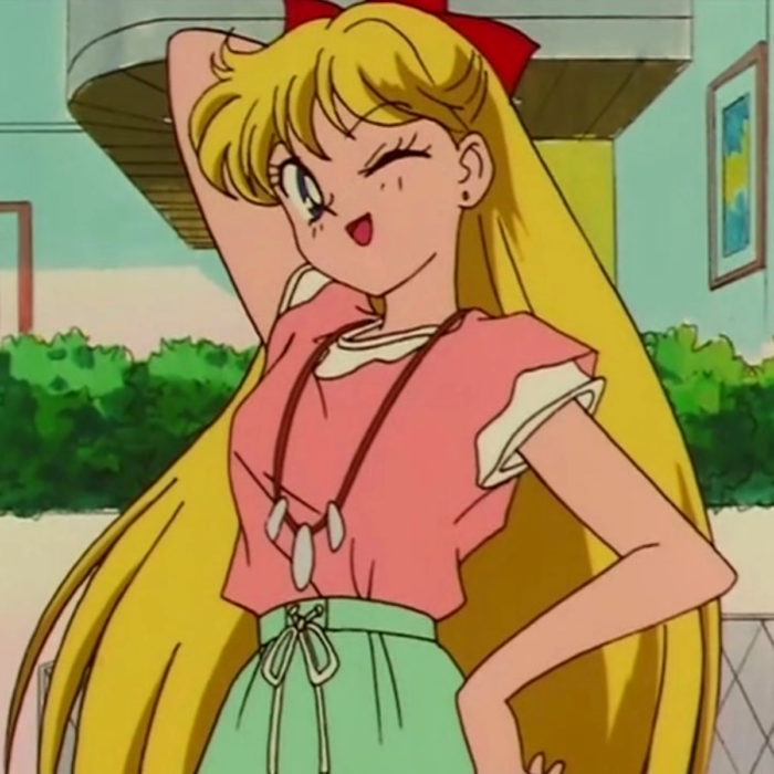 Moda de Sailor Moon; Mina, Venus, con blusa rosa sin mangas y falda verde