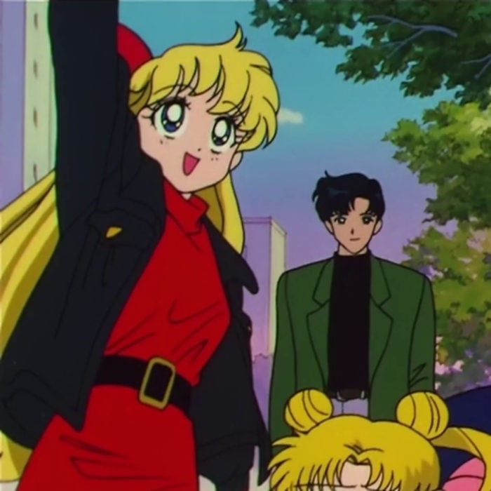 Moda de Sailor Moon; Mina, Venus, con vestido rojo y chamarra negra; Darien, Tuxedo Mask