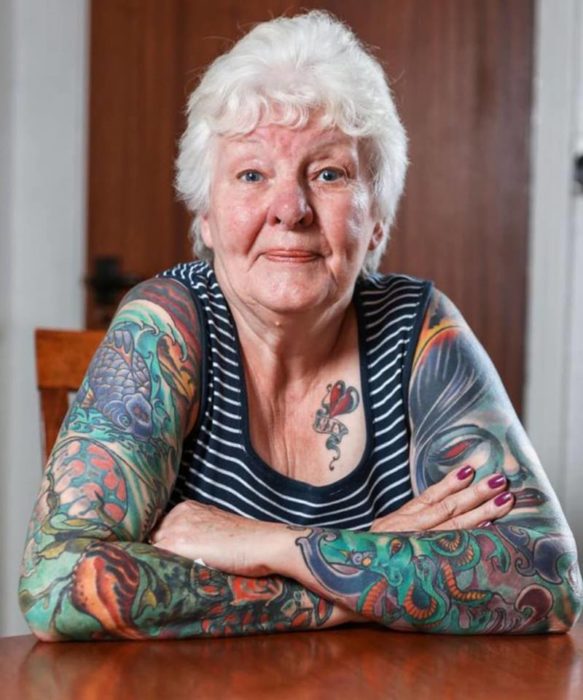 Mujer anciana con tatuajes