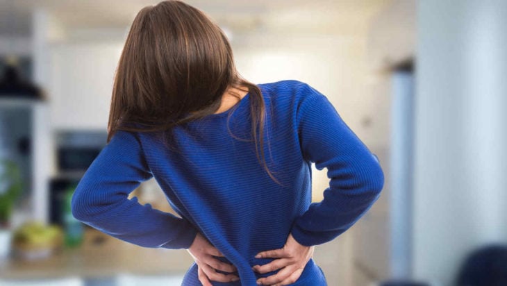 Mujer con dolor en la espalda