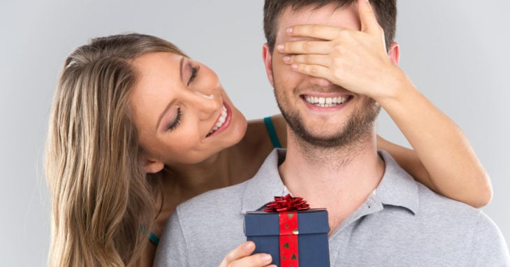 Mujer dándole regalo a hombre