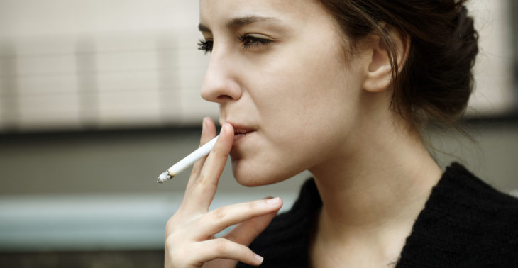 Mujer fumando un cigarrillo