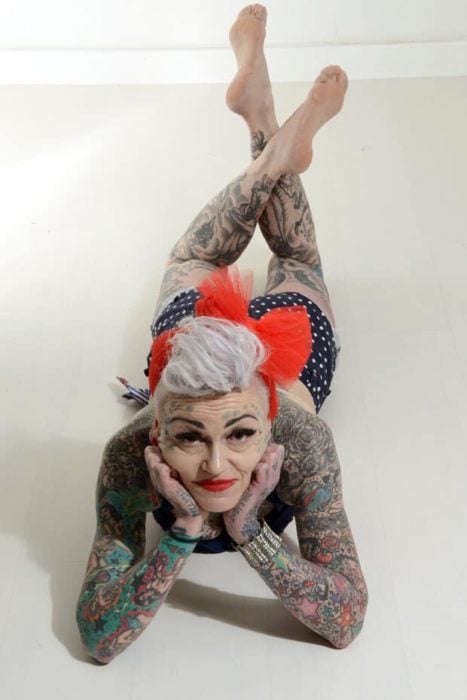 Mujer grande con tatuajes