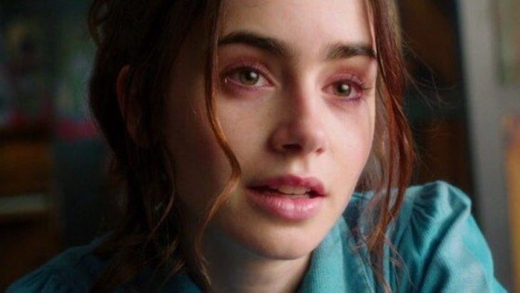 Lily Collins llorando en Love Rosie