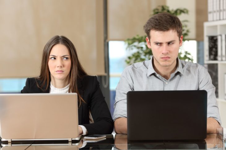 Mujer y hombre con laptop en la oficina