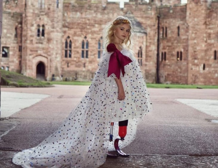 Daisy May Demetre, niña con protesis en sus piernas, posando para una sesión de fotos de una marca de moda 