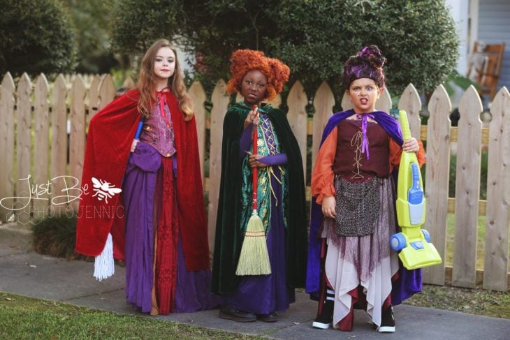 Niñas disfrazadas de la película de brujas Hocus Pocus para Halloween; Winifred, Sarah y Mary Sanderson