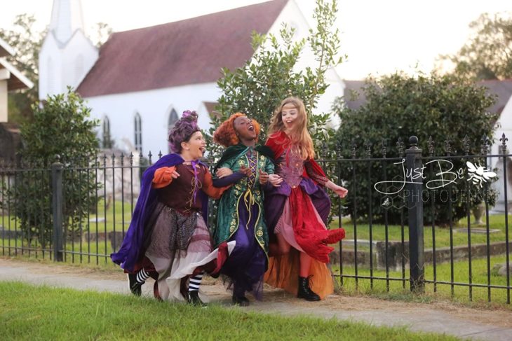 Niñas disfrazadas de la película de brujas Hocus Pocus para Halloween; Winifred, Sarah y Mary Sanderson