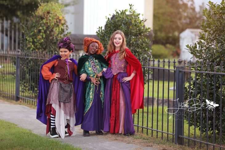 Niñas disfrazadas de la película de brujas Hocus Pocus para Halloween; Winifred, Sarah y Mary Sanderson