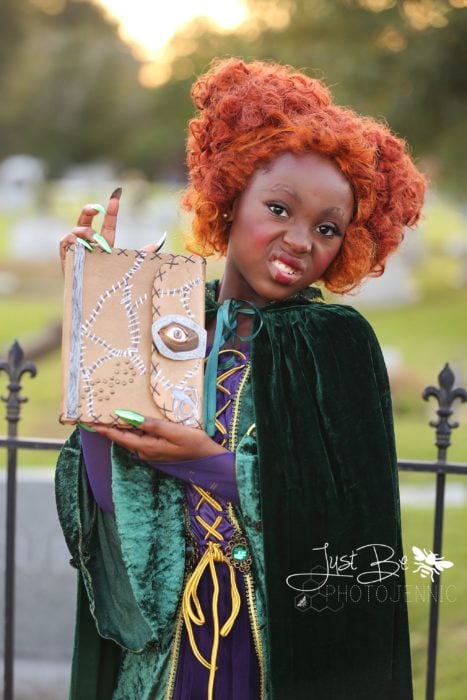 Niña disfrazada de Winifred Sanderson de la película de brujas Hocus Pocus para Halloween