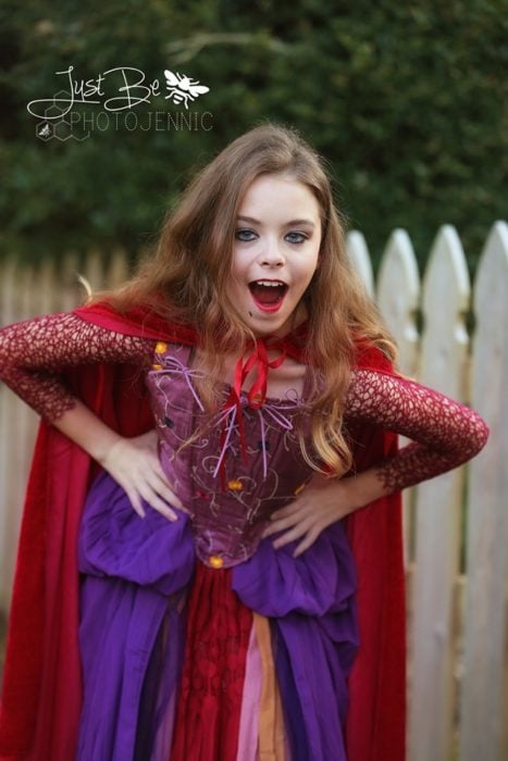Niña disfrazada de Sarah Sanderson de la película de brujas Hocus Pocus para Halloween