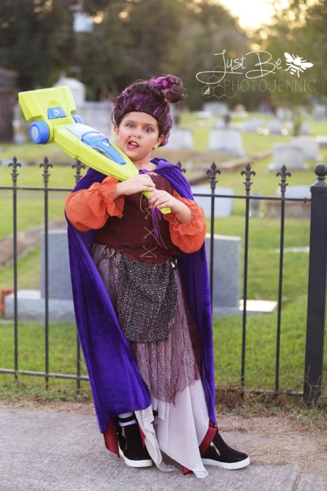 Niña disfrazada de Mary Sanderson de la película de brujas Hocus Pocus para Halloween