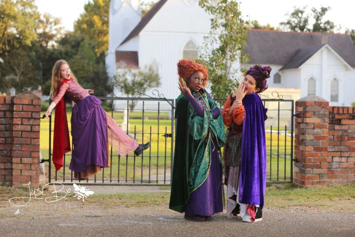 Niñas disfrazadas de la película de brujas Hocus Pocus para Halloween; Winifred, Sarah y Mary Sanderson