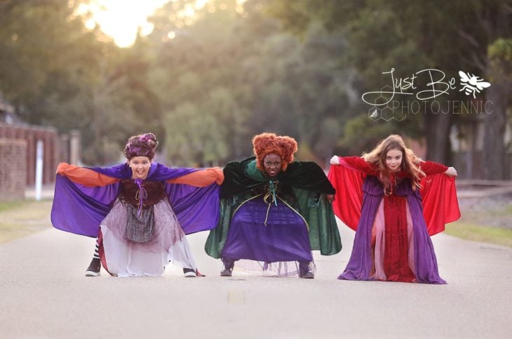 Niñas disfrazadas de la película de brujas Hocus Pocus para Halloween; Winifred, Sarah y Mary Sanderson