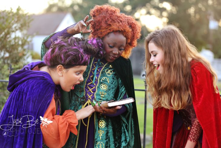 Niñas disfrazadas de la película de brujas Hocus Pocus para Halloween; Winifred, Sarah y Mary Sanderson