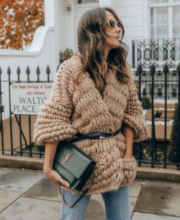 Oversized cardigan; mujer con suéter holgado tejido crochet grueso, con cinto y bolsa de mano negra