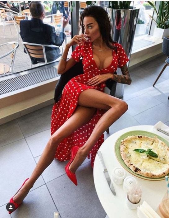Chica usando un vestido rojo y posando para una fotografía que editó en photoshop 