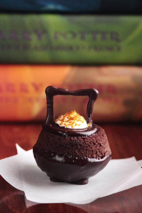 Pastel de caldero de chocolate con relleno de crema que aparece en Harry Potter 