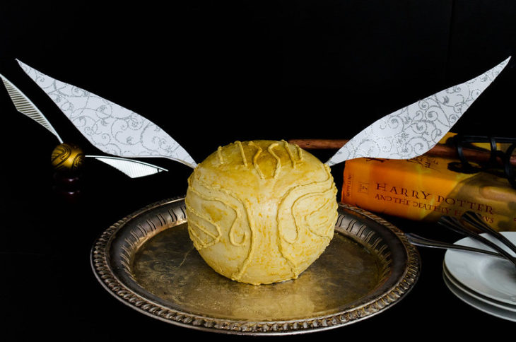 Pastel en forma de una snitch dorada de la película Harry Potter 